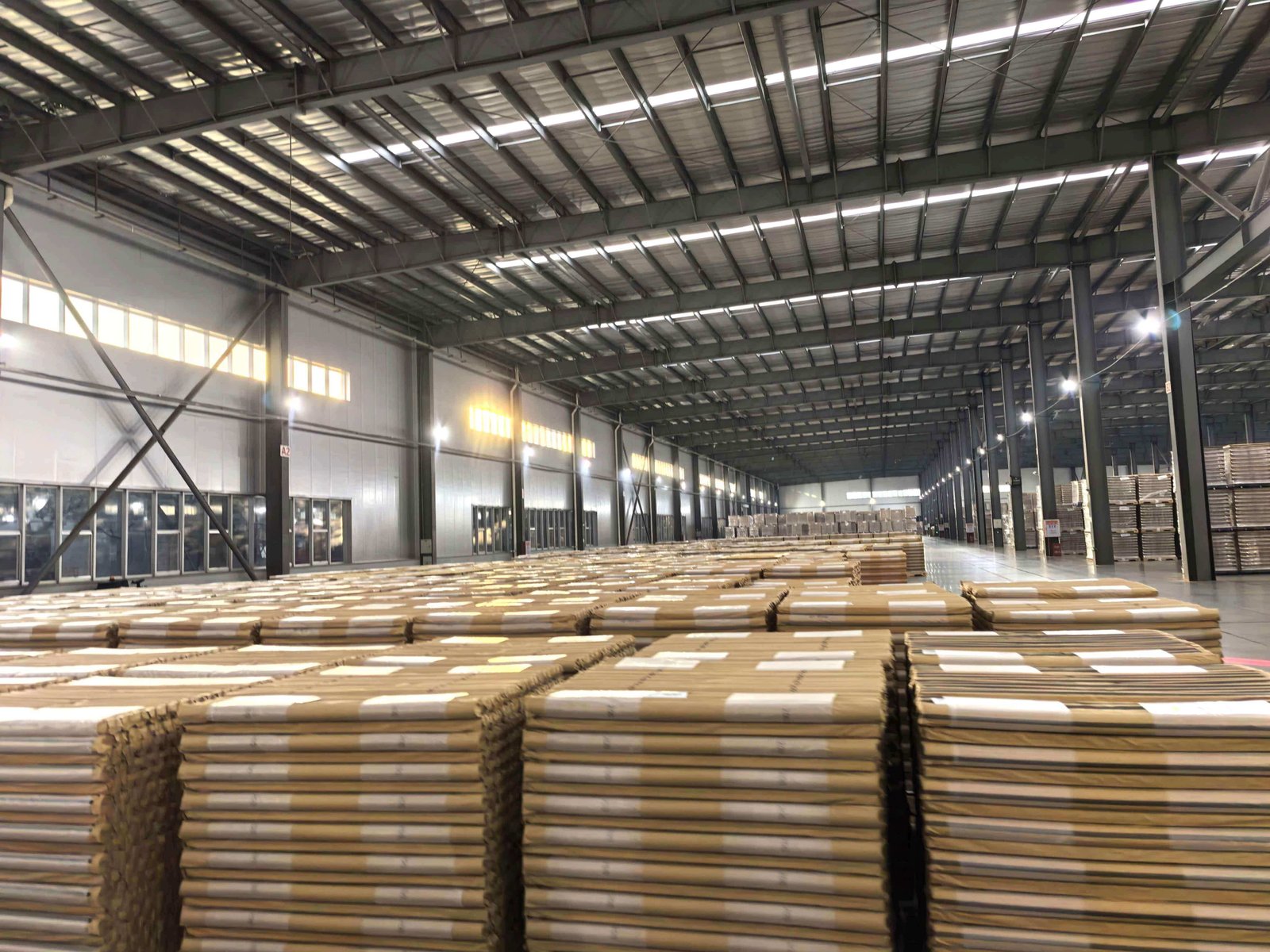 Embalaje y almacenamiento de latas de aluminio en un gran almacén